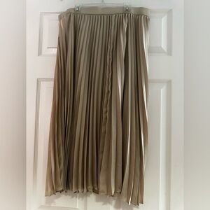 J. Crew Women’s Gold Pleated Skirt. Size large.